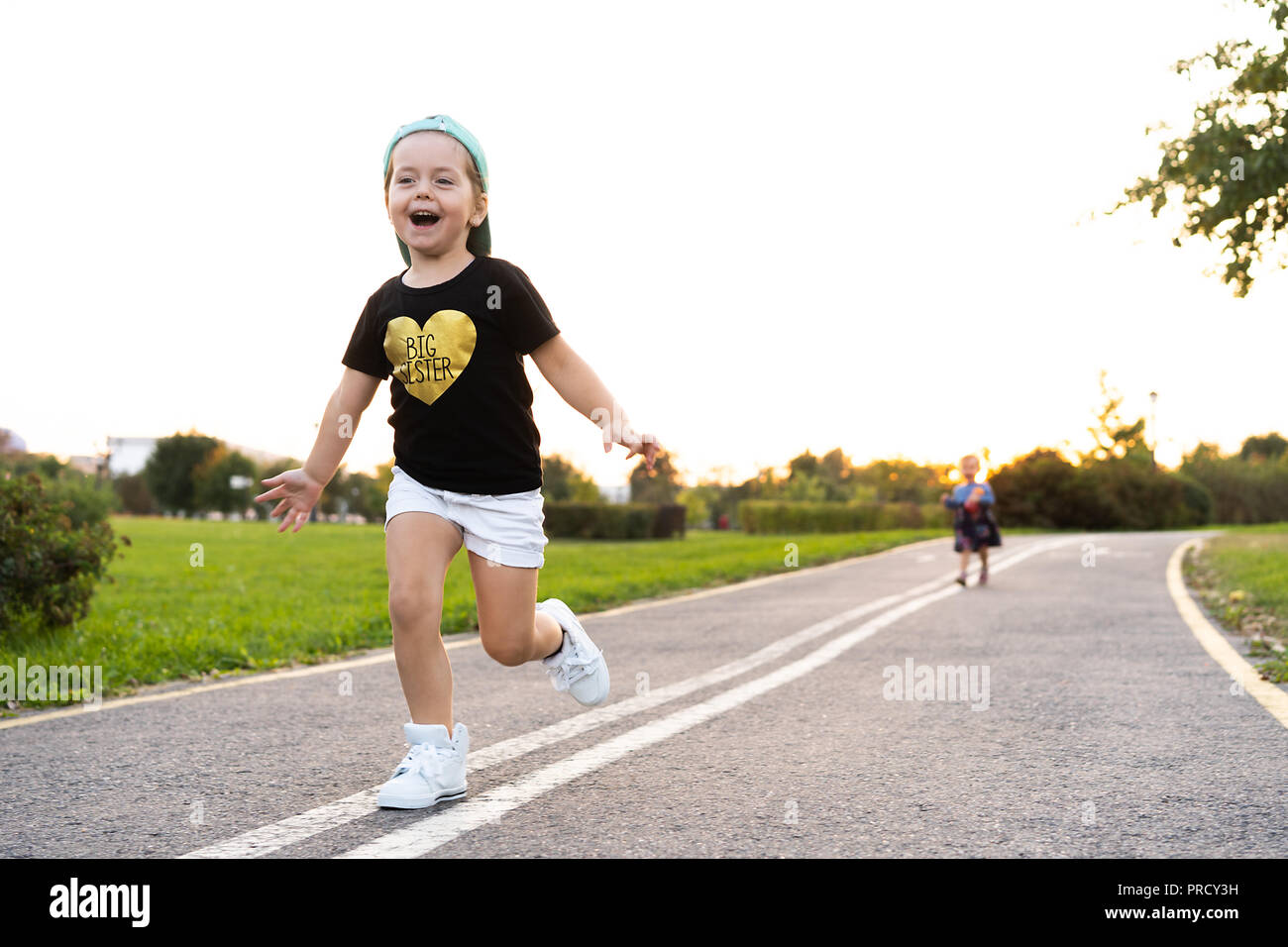 Ein kleines Mädchen läuft im Park Stockfoto