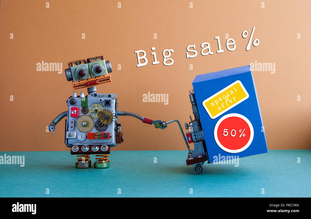 Big Verkauf promotion Poster. Komisch Delivery Service Roboter bewegten  blauen Kasten mit Rabatt Werbung Aufkleber. Braunen Hintergrund  Stockfotografie - Alamy
