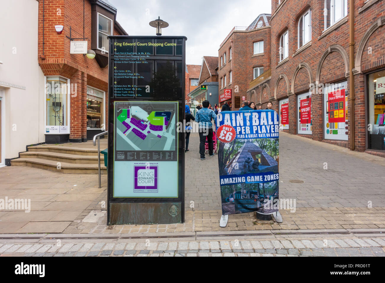 Ein Seufzer für König Edward Court Einkaufszentrum auf peascod Straße in Windsor, Großbritannien Neben ein Zeichen Werbung Paintball. Stockfoto