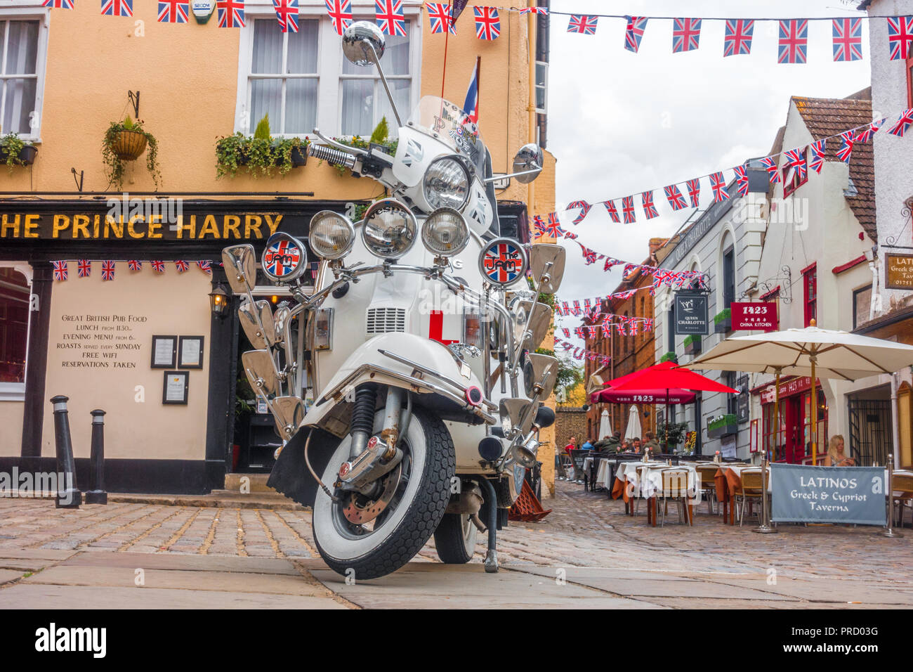 Eine angepasste weiß Scooter mit glänzendem Chrom Spiegel und Beleuchtung ist außerhalb der Prinz Harry Pub in Windsor, UK geparkt. Stockfoto