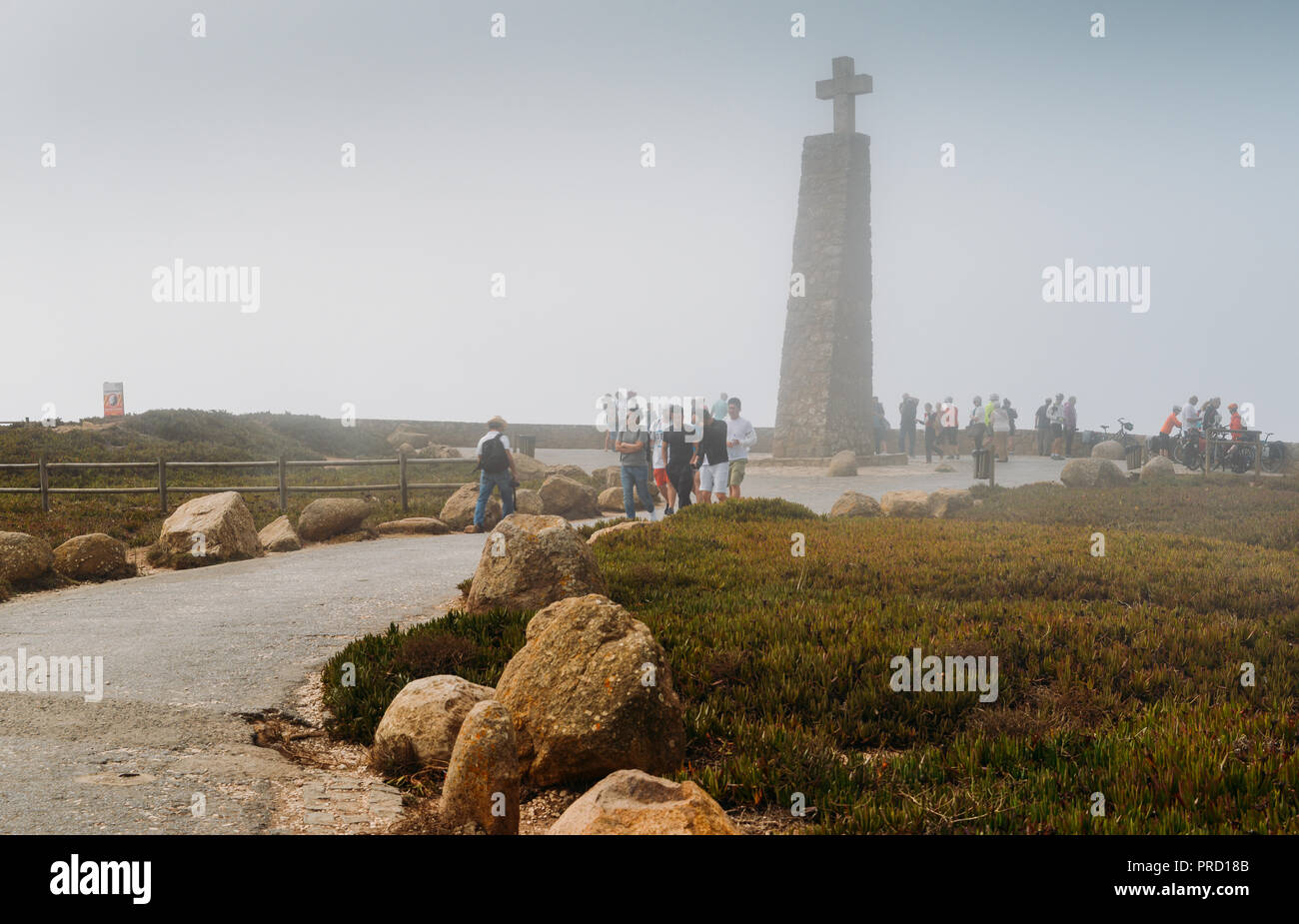 Cabo da Roca, Portugal - Sept 24, 2018: Touristen an einem nebligen Cabo da Roca, einen Umhang bildet den westlichsten Teil des kontinentalen Europa Stockfoto