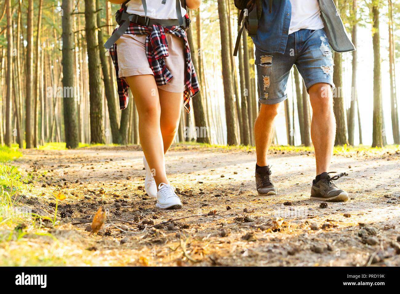 Schwierige Route. Schöne junge Paar wandern gemeinsam in den Wald, während Ihre Reise genießen. Stockfoto