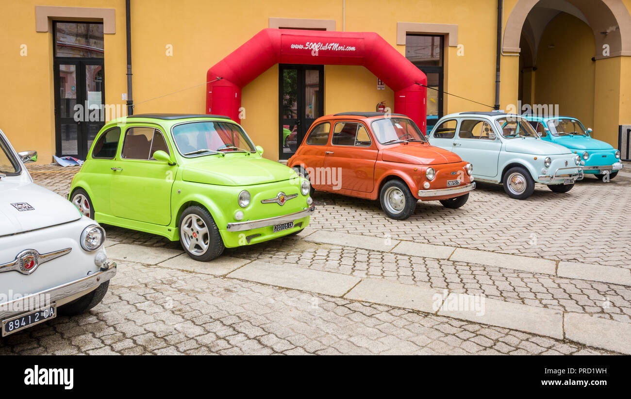 Fiat 500 Club Meeting. Der Fiat 500 (Cinquecento) ist eine Stadt, die durch den italienischen Hersteller Fiat zwischen 1957 und 1975 produziert wurde. Stockfoto