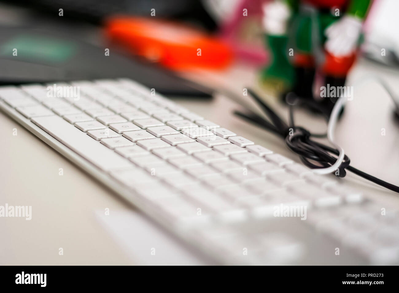 Moderne graue Tastatur mit weißen Tasten. Selektiver Fokus Stockfoto