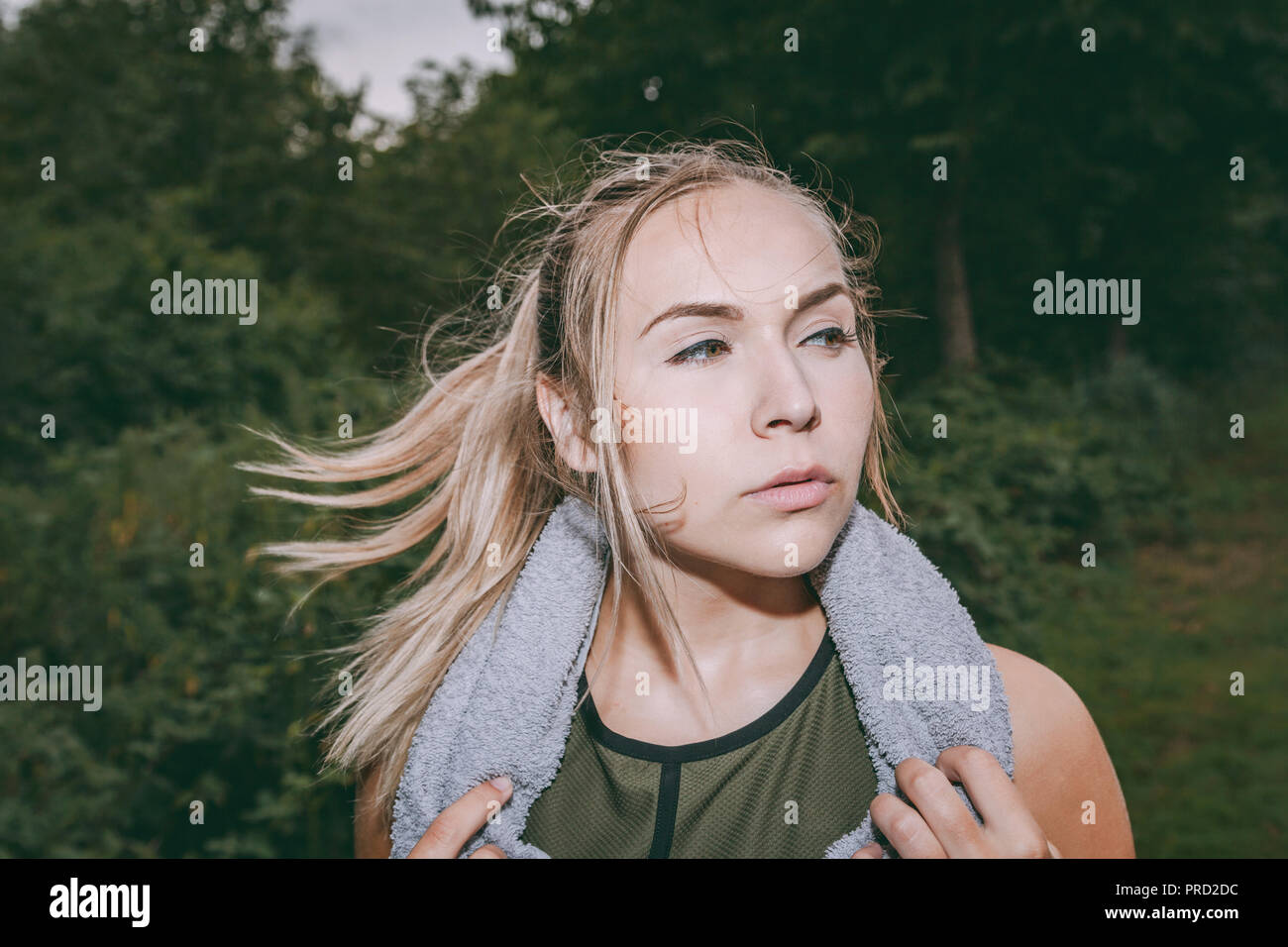 Blond sport Frau joggt in Park Stockfoto