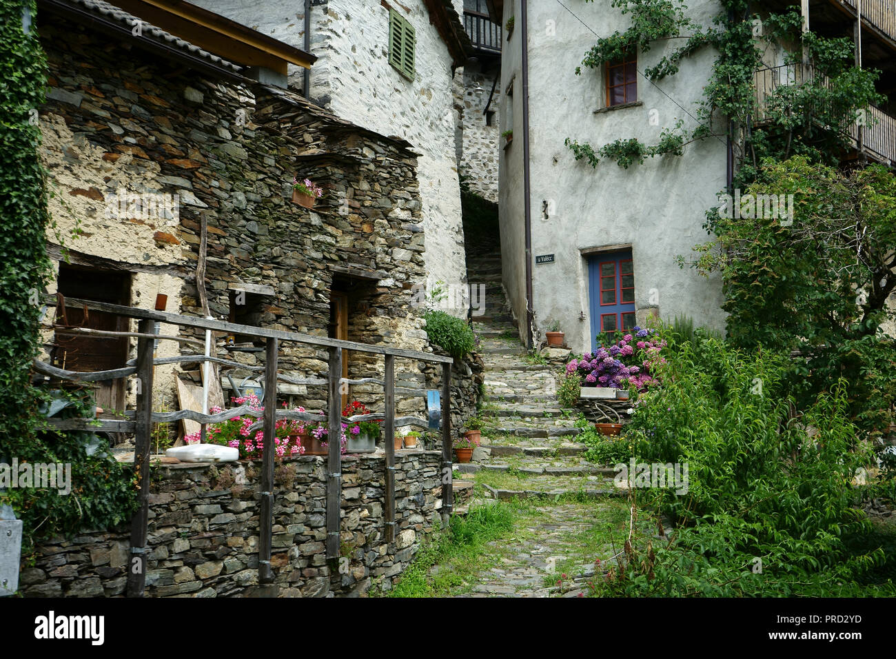 Die alten Häuser und die schmale Treppe in der Stadt Indemini, Tessin, Schweiz Stockfoto