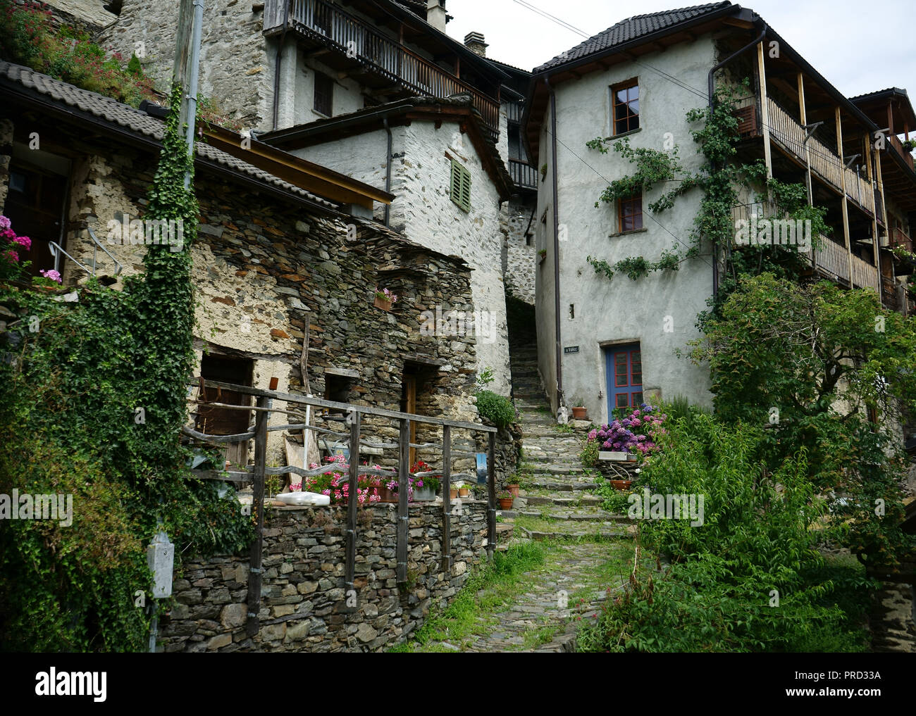 Die alten Häuser und die schmale Treppe in der Stadt Indemini, Tessin, Schweiz Stockfoto