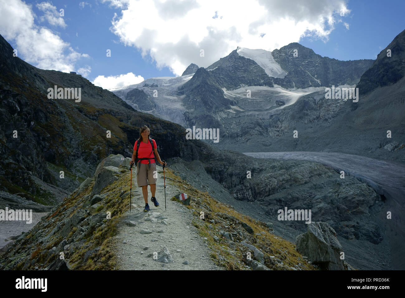 Wanderer auf gacial Moraine, Moiry Gletscher, Valauis, Schweiz Stockfoto