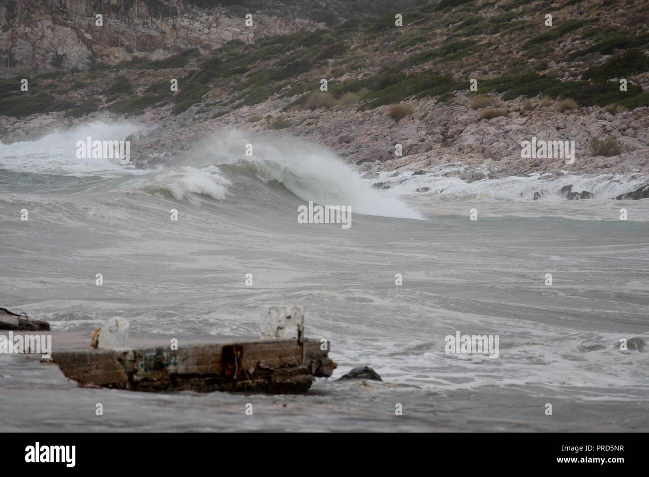 Starke Wellen und starke Winde haben Aufgrund der Passage der Mediterranen Zyklon "Zorba", tobt in Griechenland registriert worden ist, Stockfoto