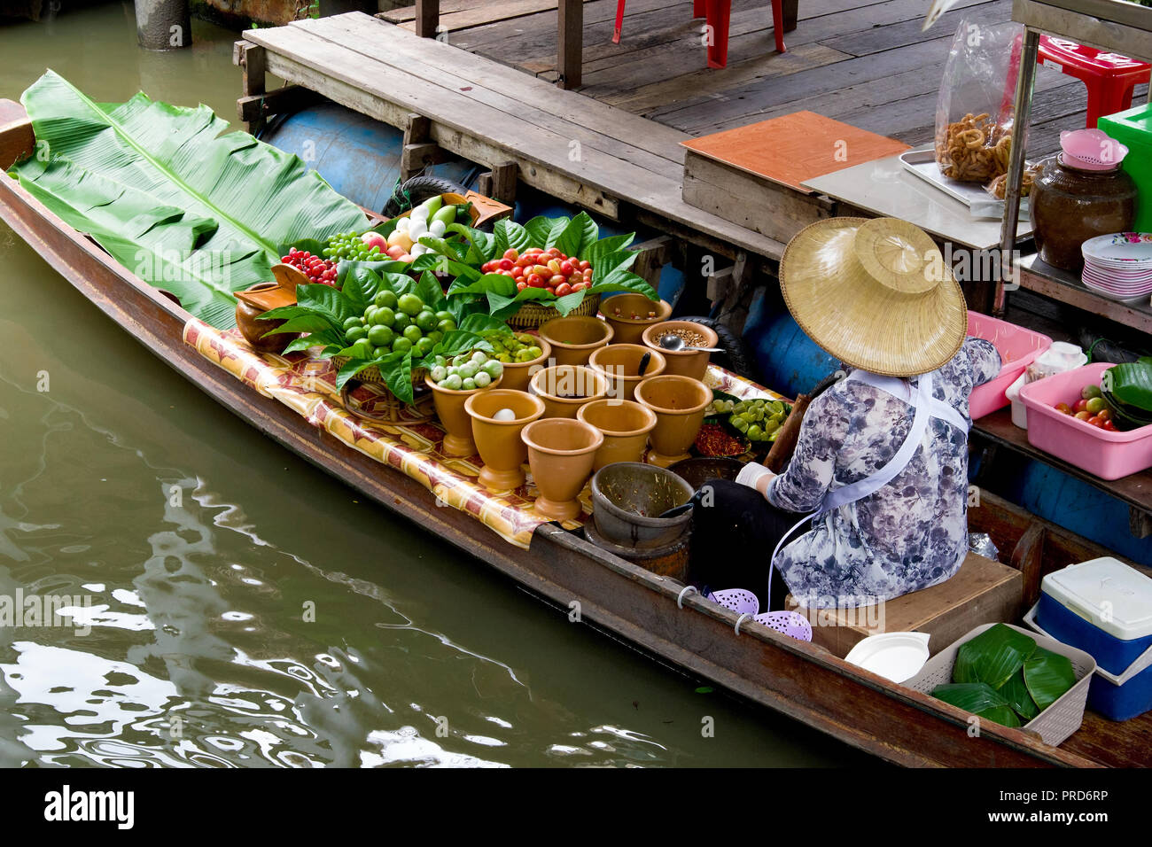 Traditionelle Kaufmann in Taling Chan Floating Market, Thailand Stockfoto