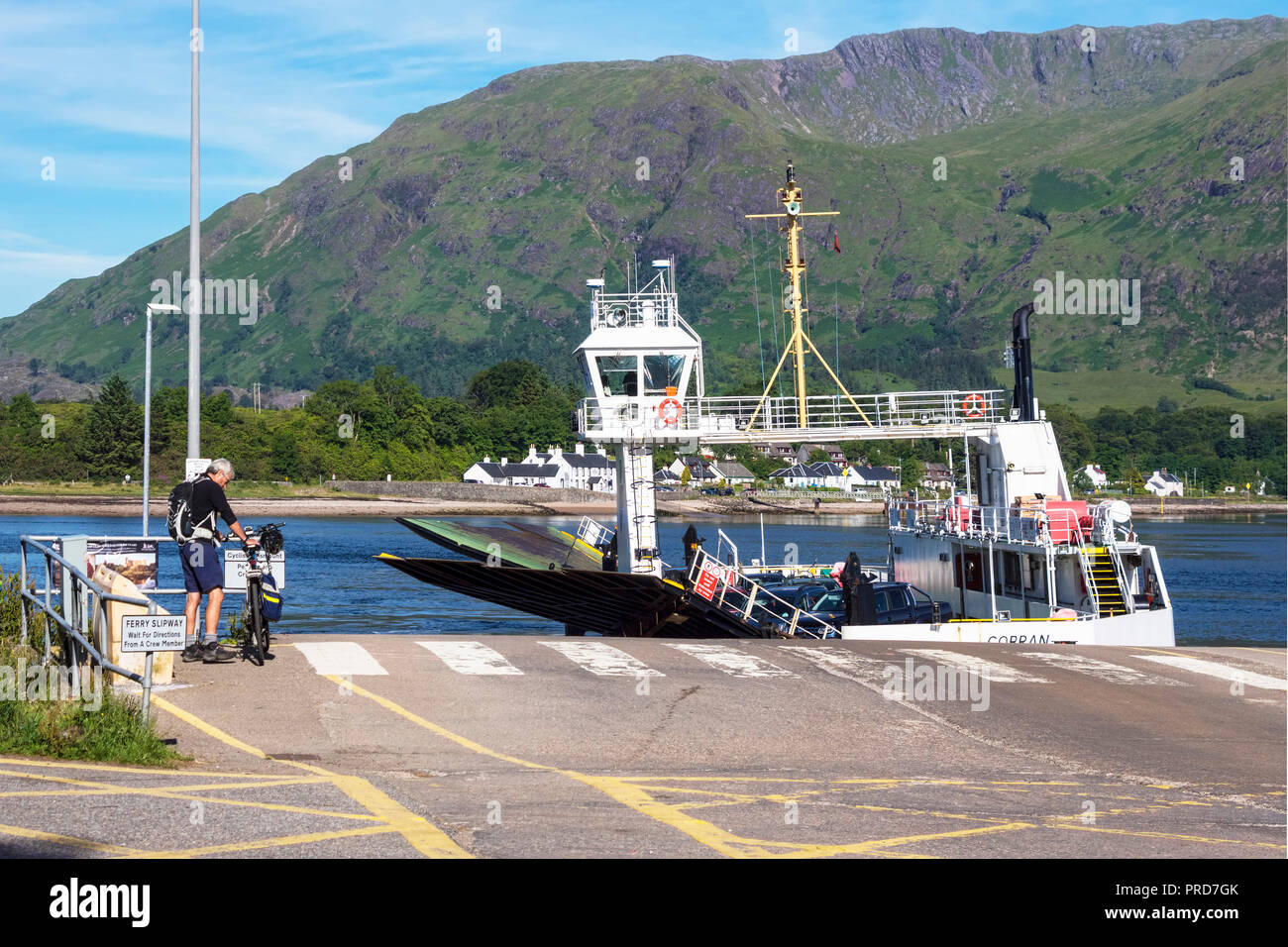 Blick über Loch Linnhe an Onich Corran Ferry, Fort William, Hochland, Schottland Großbritannien Stockfoto