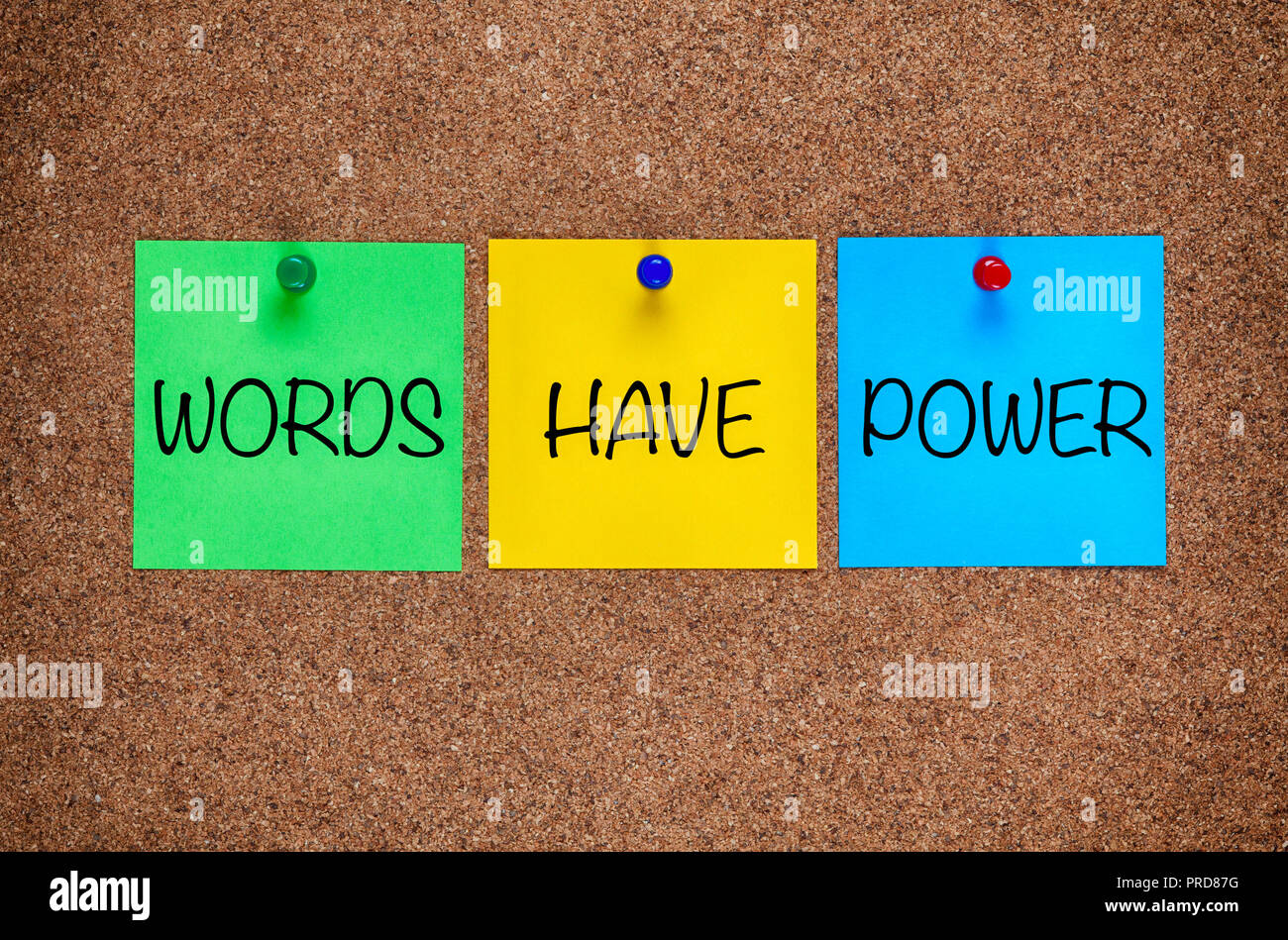Drei Leerzeichen Post-it-Zettel mit dem Satz Worte haben Macht auf die Pinnwand. Stockfoto