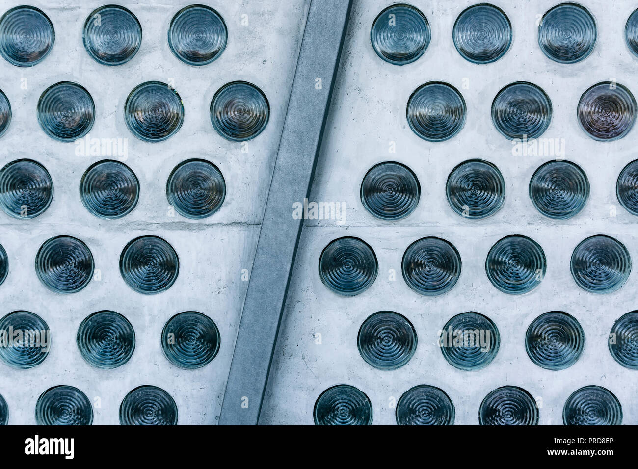 Berlin, Deutschland, 30. September 2018: Nahaufnahme der Wand mit runden Glas Steine der Philharmonie Stockfoto