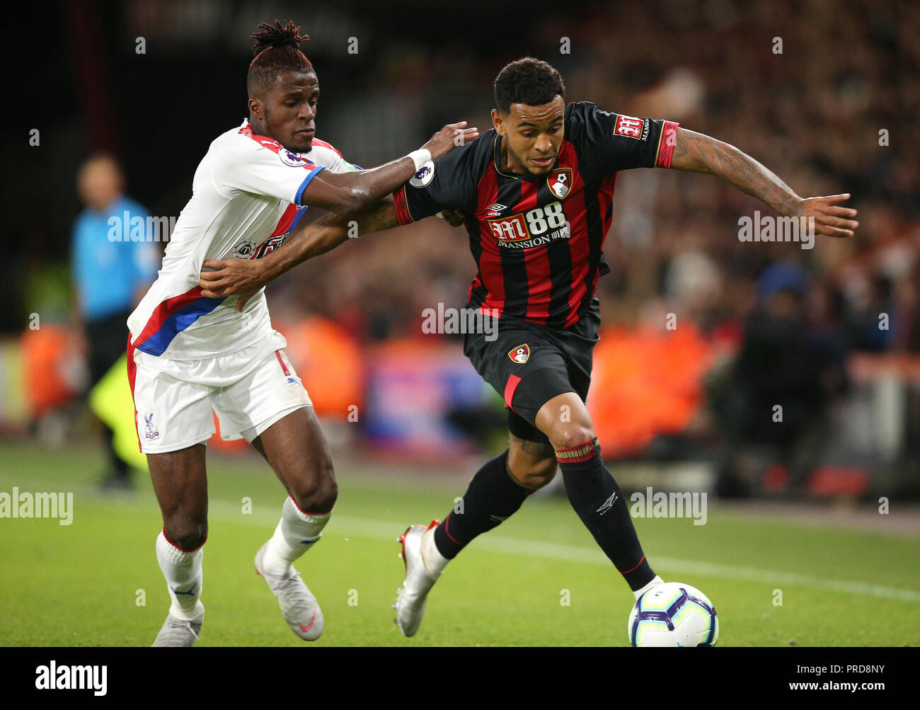 Crystal Palace Wilfried Zaha (links) und von Bournemouth Josua König Kampf um den Ball während der Premier League Match an der Vitalität Stadium, Bournemouth. Stockfoto