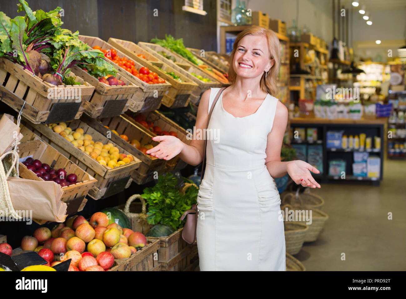 Portrait von Schöne charmante Frau Kauf von frischem Gemüse und Früchten im Lebensmittelgeschäft Stockfoto