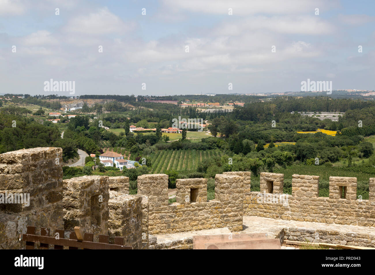 Sicht auf die Landschaft von der Mauer aus Stein, in der Umgebung des beliebten Touristenort Opidos. Portugal. Stockfoto