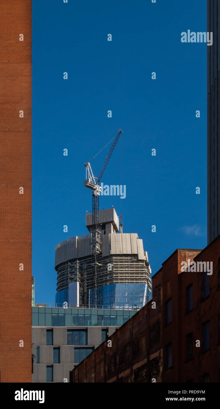 Neue Wolkenkratzer der Skyline von London im Bau mit konkreten Steinmauern und Glas Verkleidungen im Prozess der angebracht werden. Stockfoto