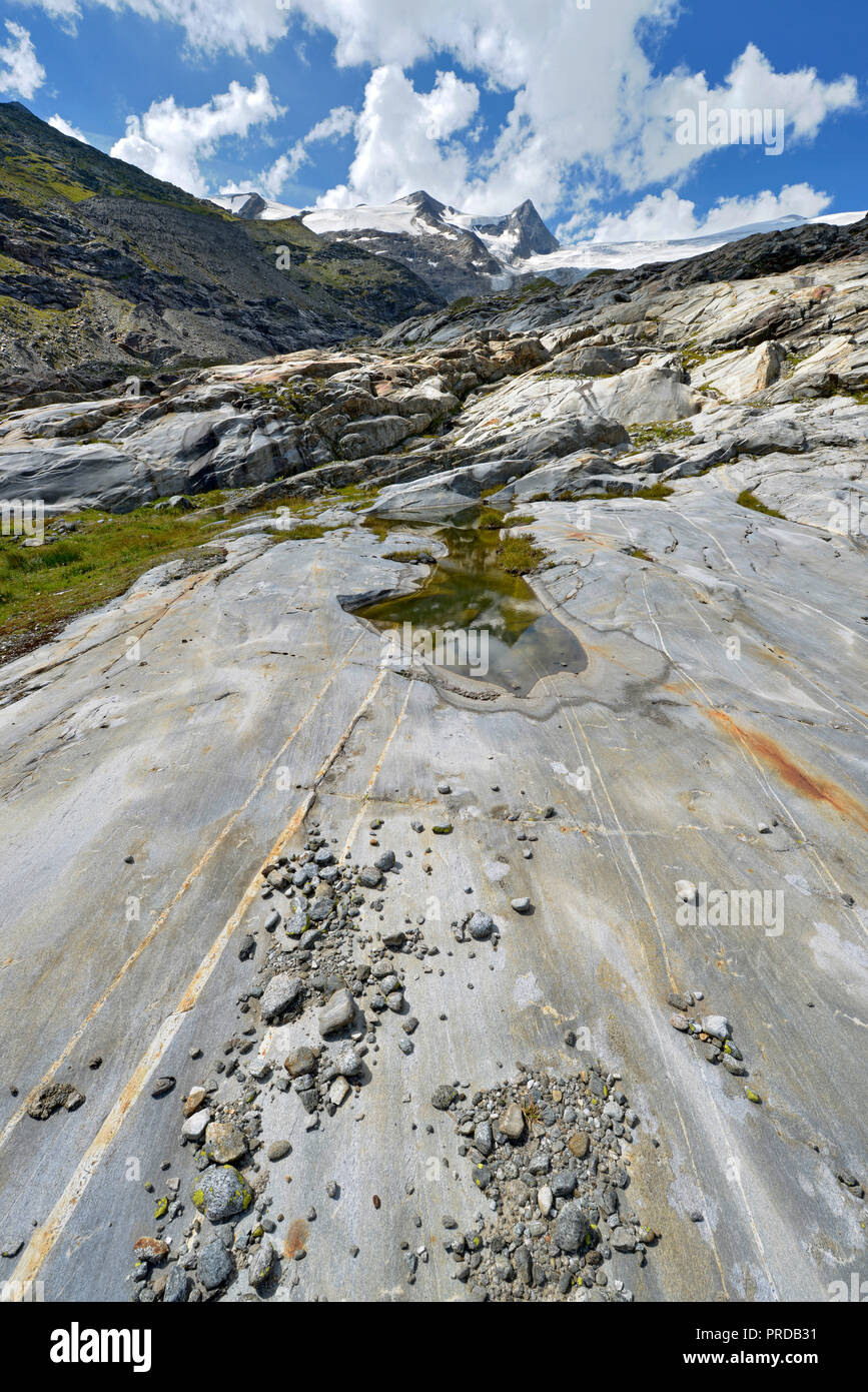 Gletscher Abschnitt unterhalb des Schlattenkees Gletscher, schwarze Wand, hoher Zaun und Großvenediger, Nationalpark Hohe Tauern Stockfoto