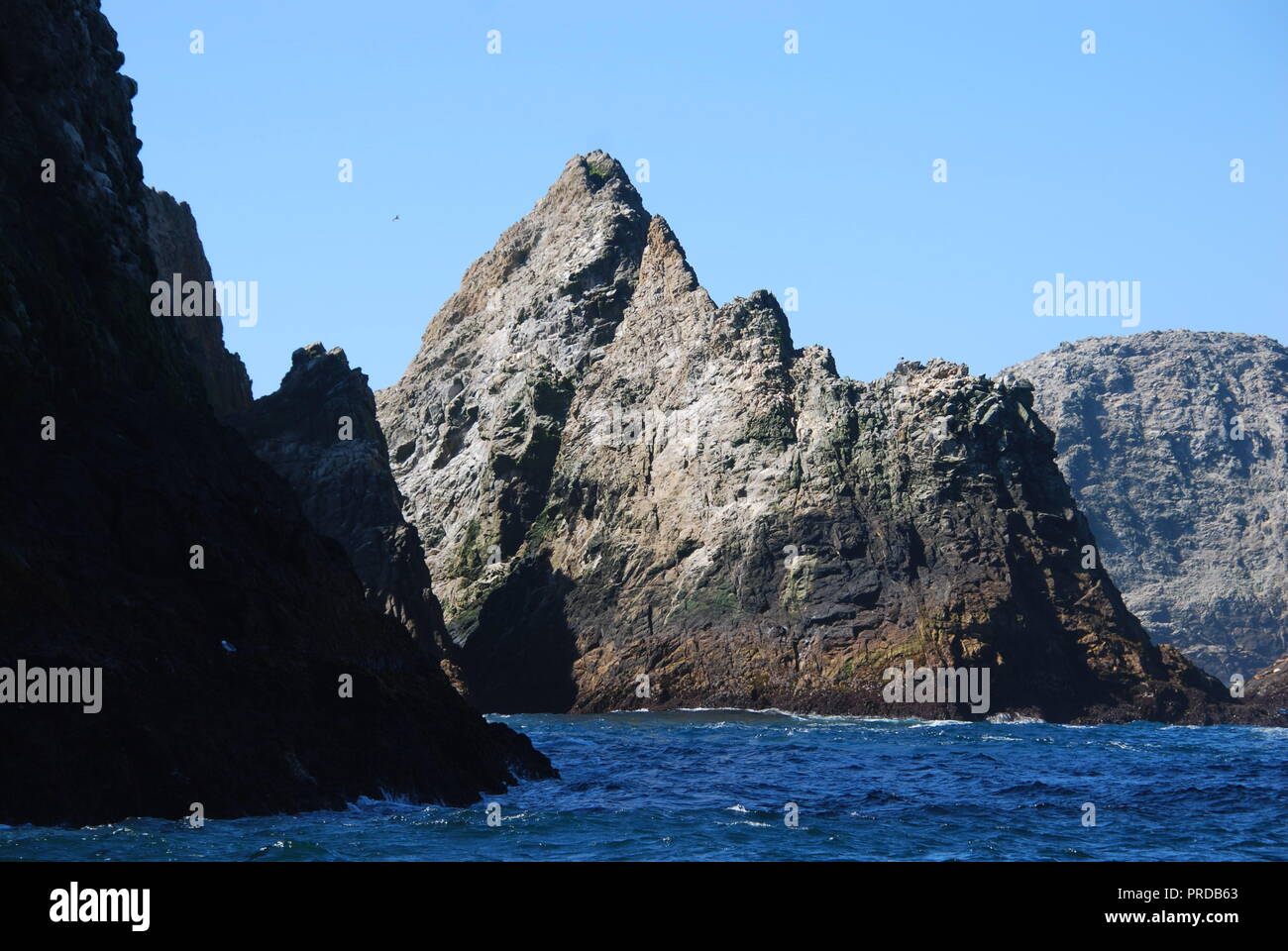 Markante Felsformationen auf Southeast Farallon Island an einem klaren Tag. Stockfoto