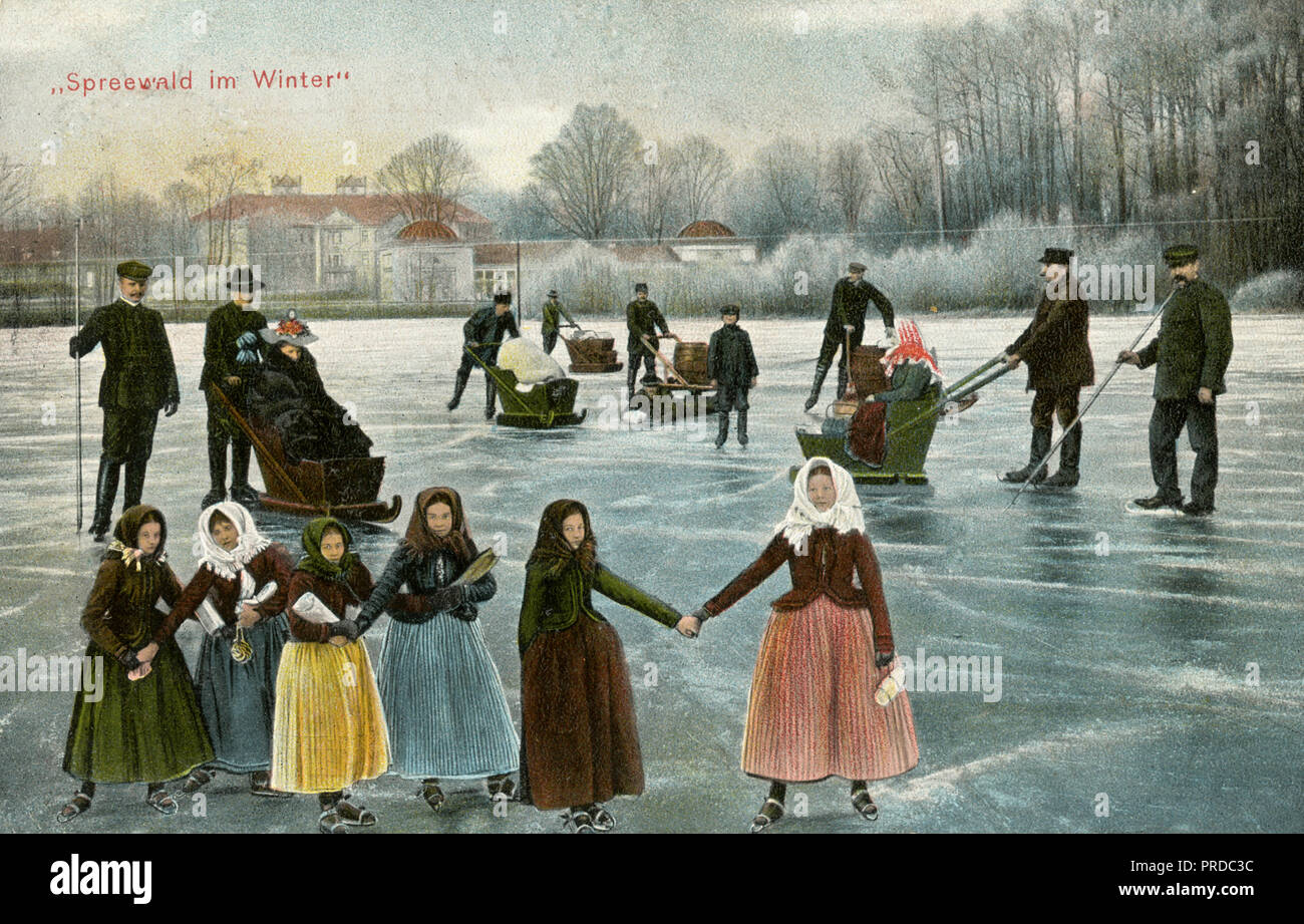 Spreewald im Winter, Spreewald Personen auf dem Eis mit Schlitten und  Schlittschuhe Stockfotografie - Alamy