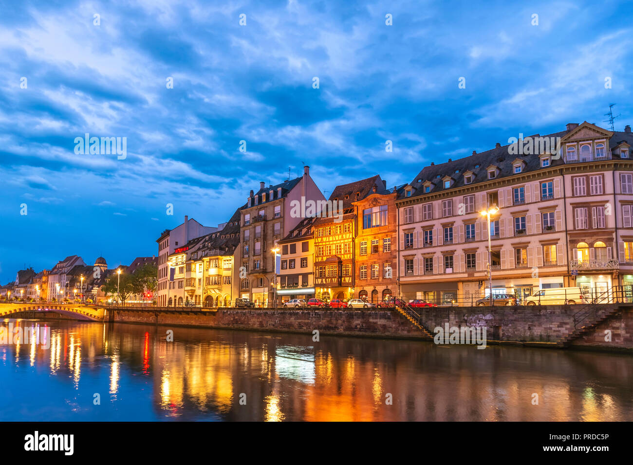 Straßburg, Frankreich, bunten Fachwerk Haus Nacht Skyline der Stadt. Stockfoto