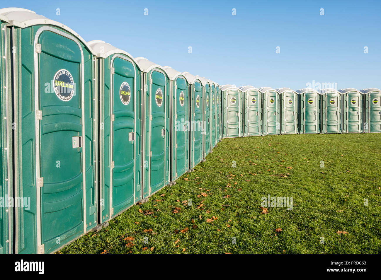 Vorübergehend loos. Eine Reihe tragbarer Toiletten auf einem Feld, Nottingham, England, Großbritannien Stockfoto