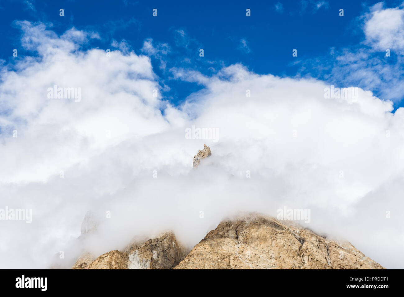 Jagged Peak erscheint hinter dicken Wolken, Baltoro Gletscher, 1627-1630, Stockfoto