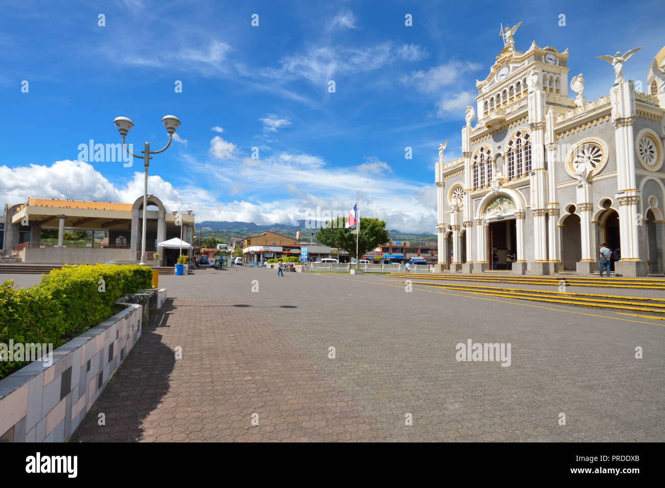 Cartago, Costa Rica - 19. August 2015: Menschen besuchen die Basilika de Nuestra Señora de los Angeles, das ist die Hauptattraktion der Stadt am 1. August Stockfoto