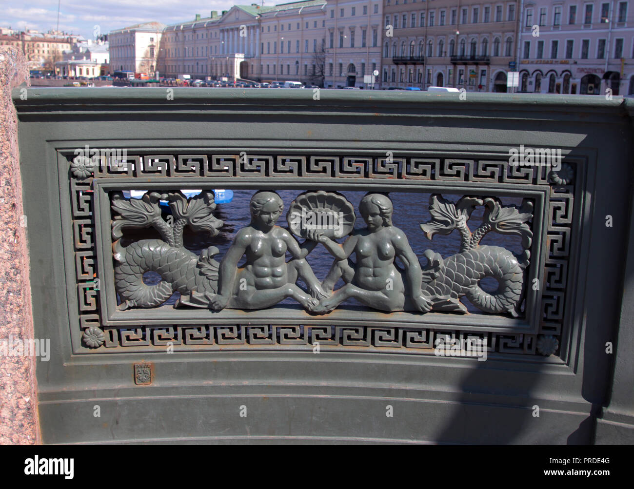 Schönes Bügeleisen Arbeit von zwei meerjungfrauen auf der Anitschkow-brücke das ist auf dem Newski Prospekt und Kreuzen über einen der vielen Kanäle in St. Petersburg in Russland. Stockfoto