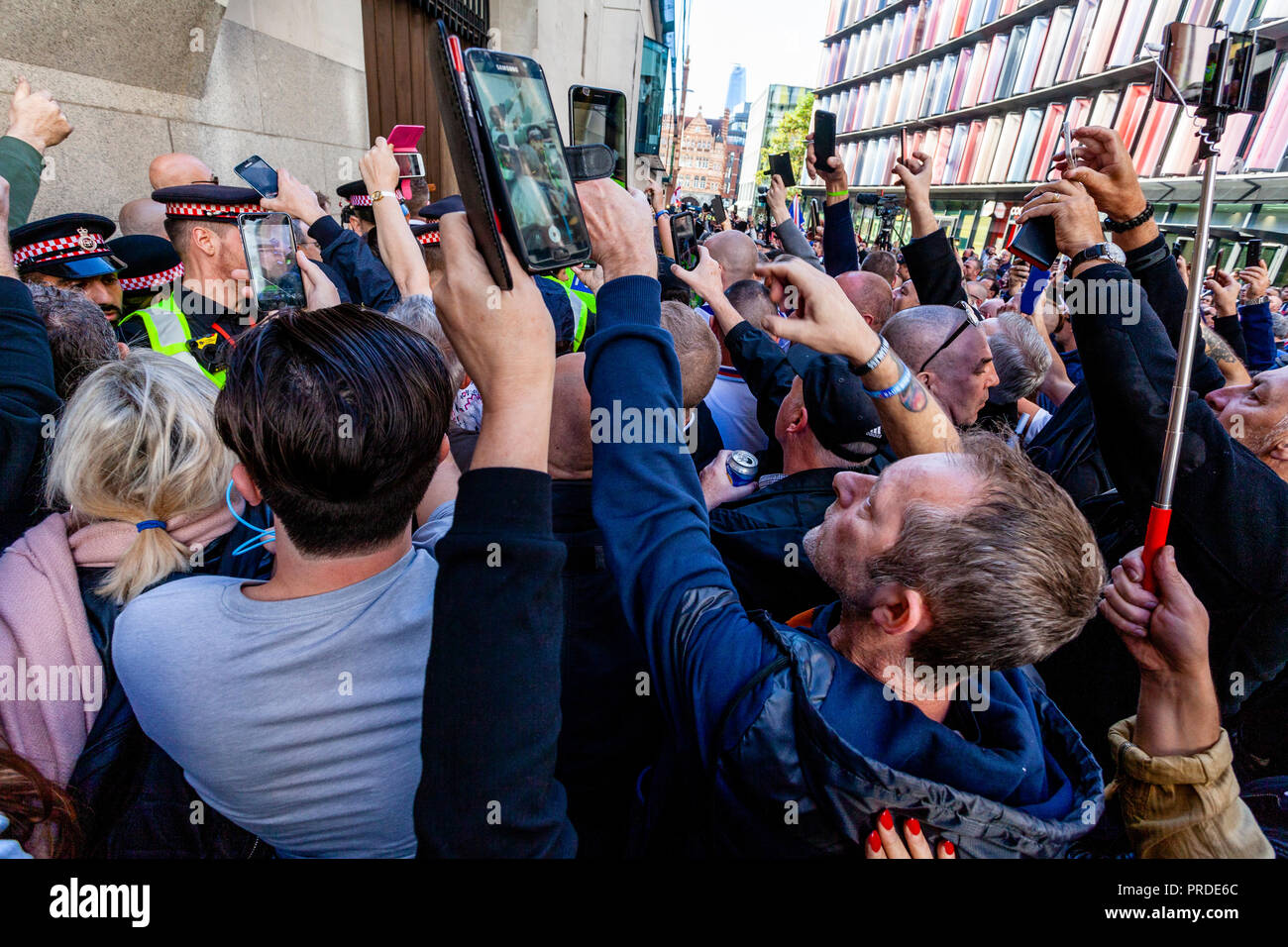 Die Anhänger der rechtsextremen Aktivisten Tommy Robinson Film ihn mit ihren Handys verlassen' Old Bailey' Court, London, UK Stockfoto