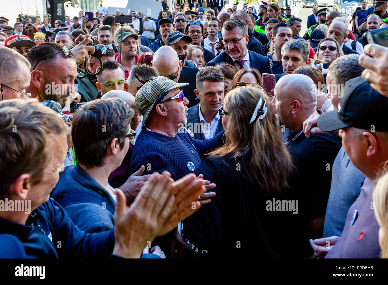 Rechten Flügel Aktivist Tommy Robinson ist von seinen Anhängern im Old Bailey Nach seiner Ladung für Missachtung des Gerichts vertagt wird, London, UK Umgeben Stockfoto