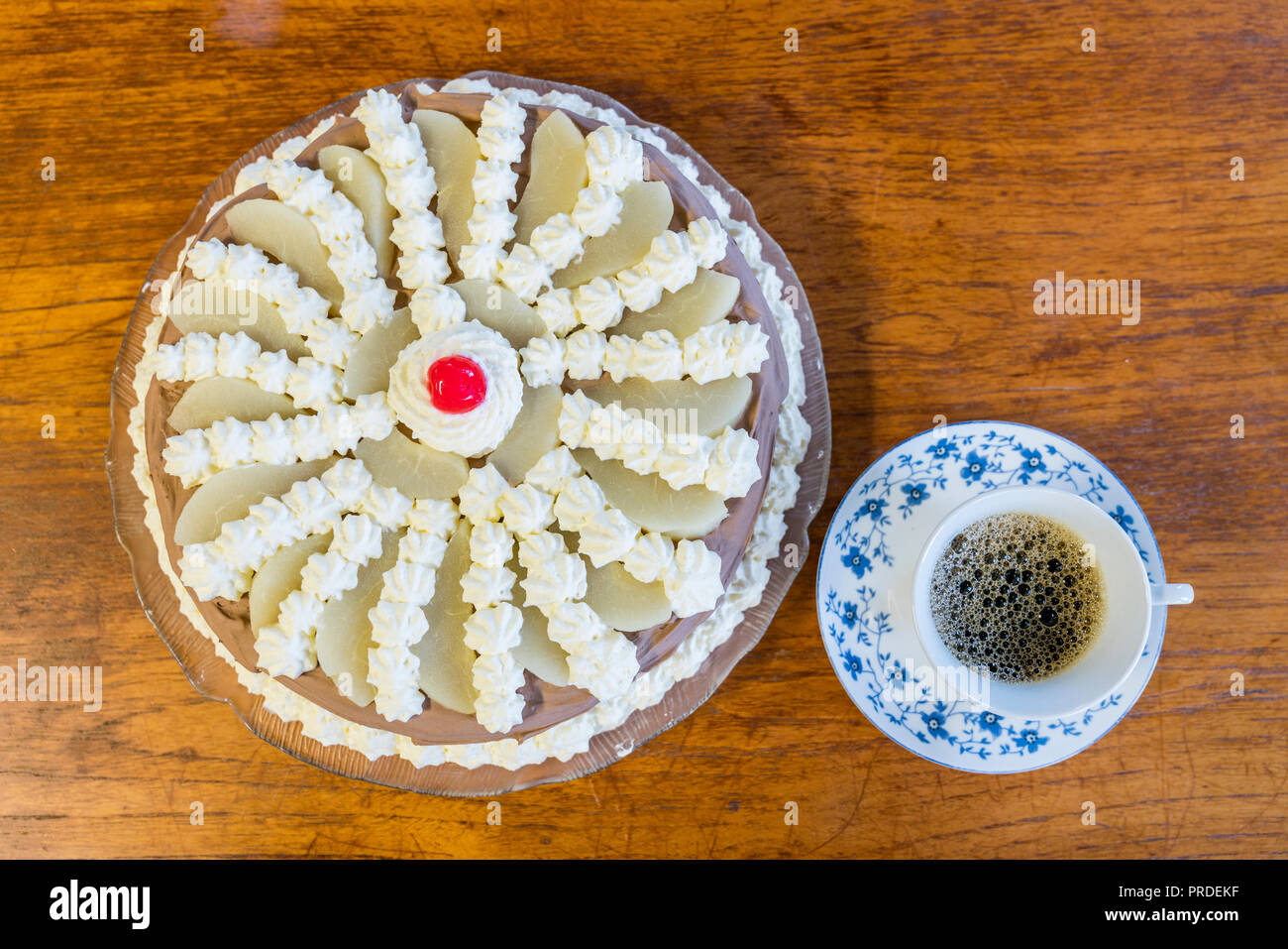 Blick von oben auf die Kuchen und Kaffee Stockfoto