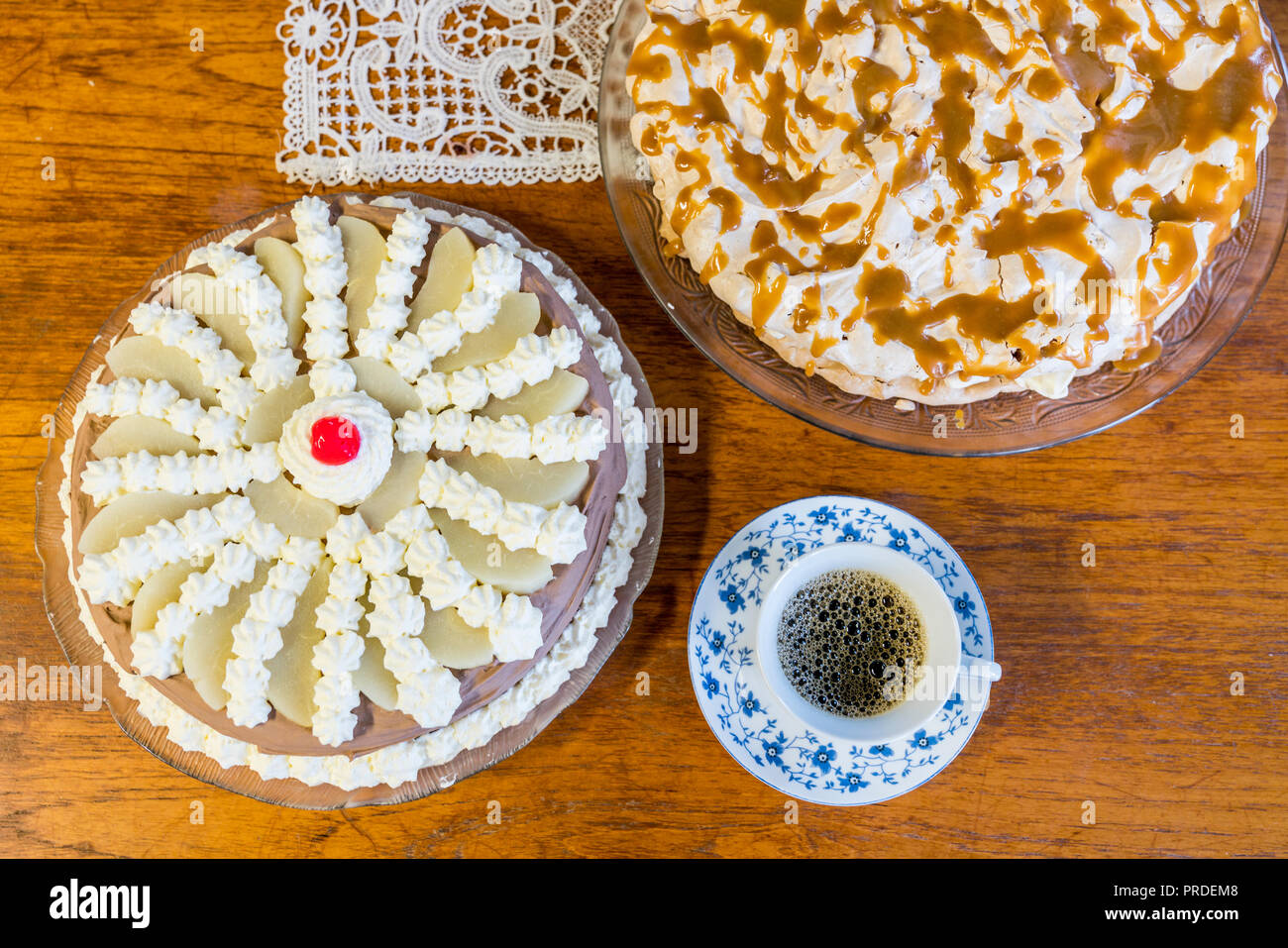 Blick von oben auf die Kuchen und Kaffee Stockfoto