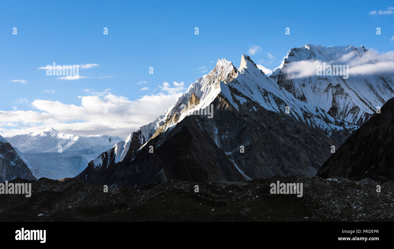 Khumul Gri (Vigne peaks) und Kondus Peak im Morgenlicht von Concordia Campingplatz, Baltoro Gletscher, 1627-1630, Stockfoto