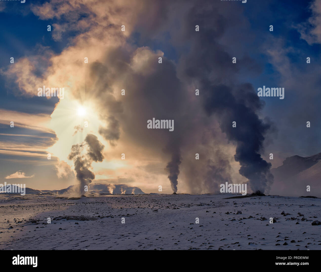 Dampfende geothermische Bohrungen, Krafla, Norden Islands Stockfoto