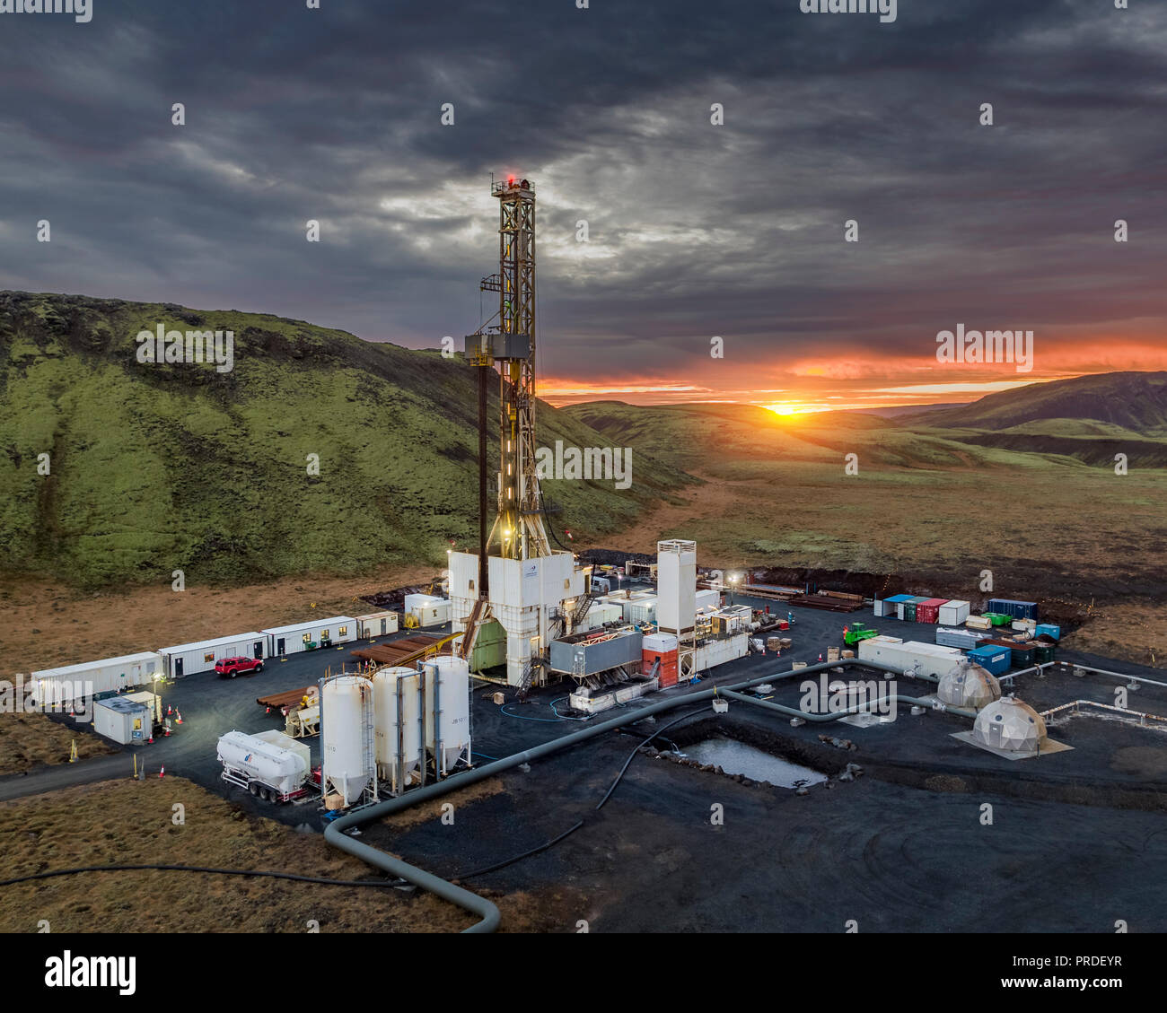 Bohrinsel, Hverahlidarvirkjun Geothermiekraftwerk, Island Stockfoto