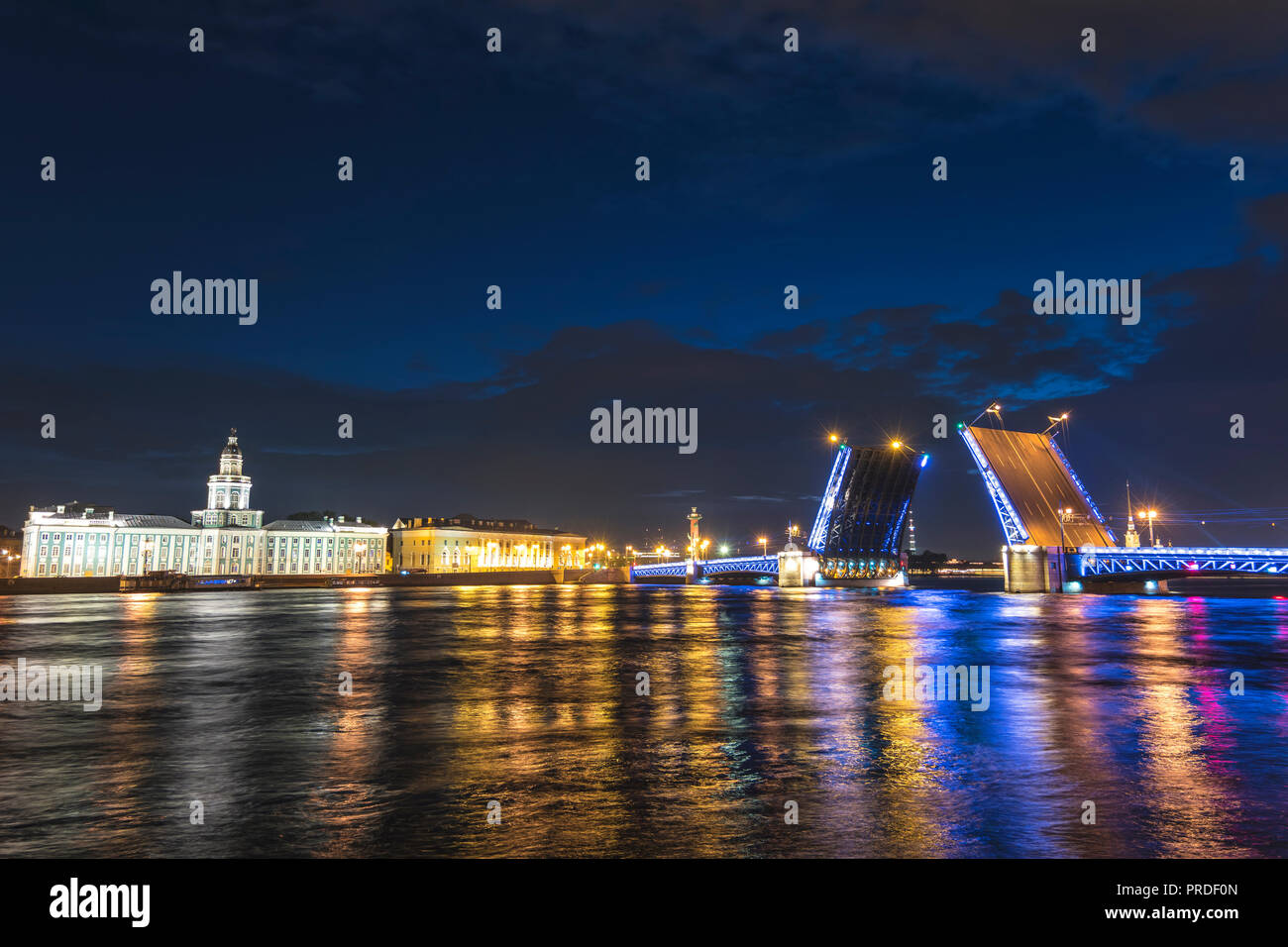 Sankt Petersburg Russland, Night City Skyline am Palace Bridge Stockfoto