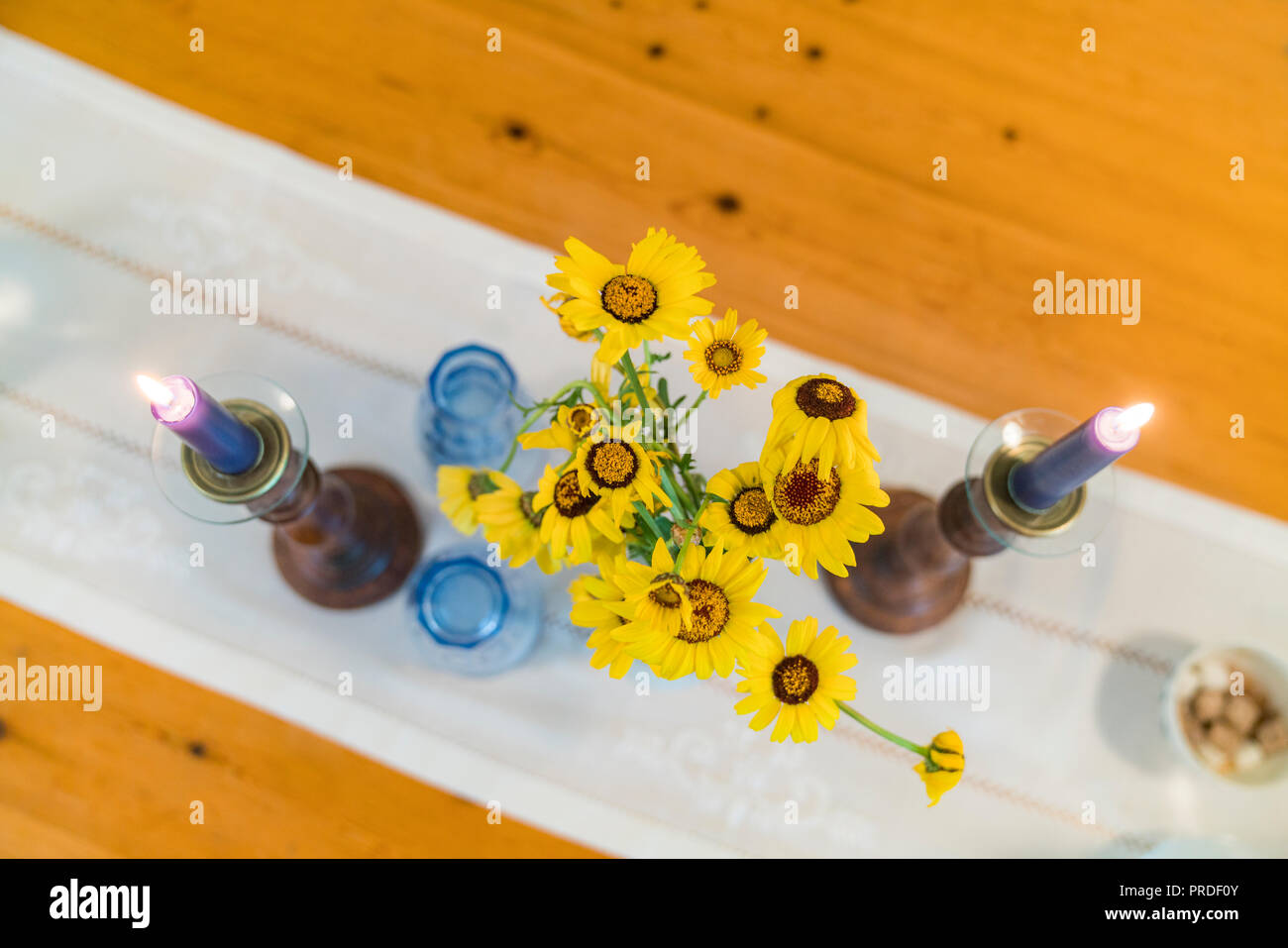 Tischdekoration mit Blumen und Kerzen. Stockfoto