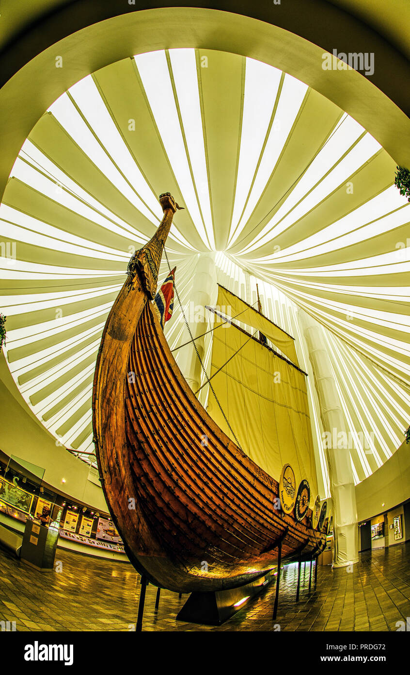 Das wikingerschiff Hjemkomst im Heritage Hjemkomst Interpretive Center, Minnesota. Stockfoto