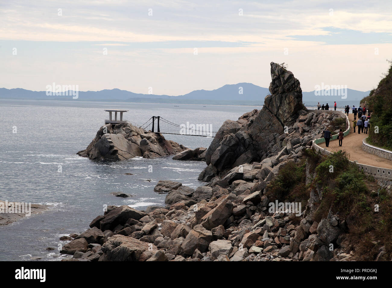 Touristen auf einem Spaziergang entlang der Küste bei Chongjin in Nordkorea Stockfoto