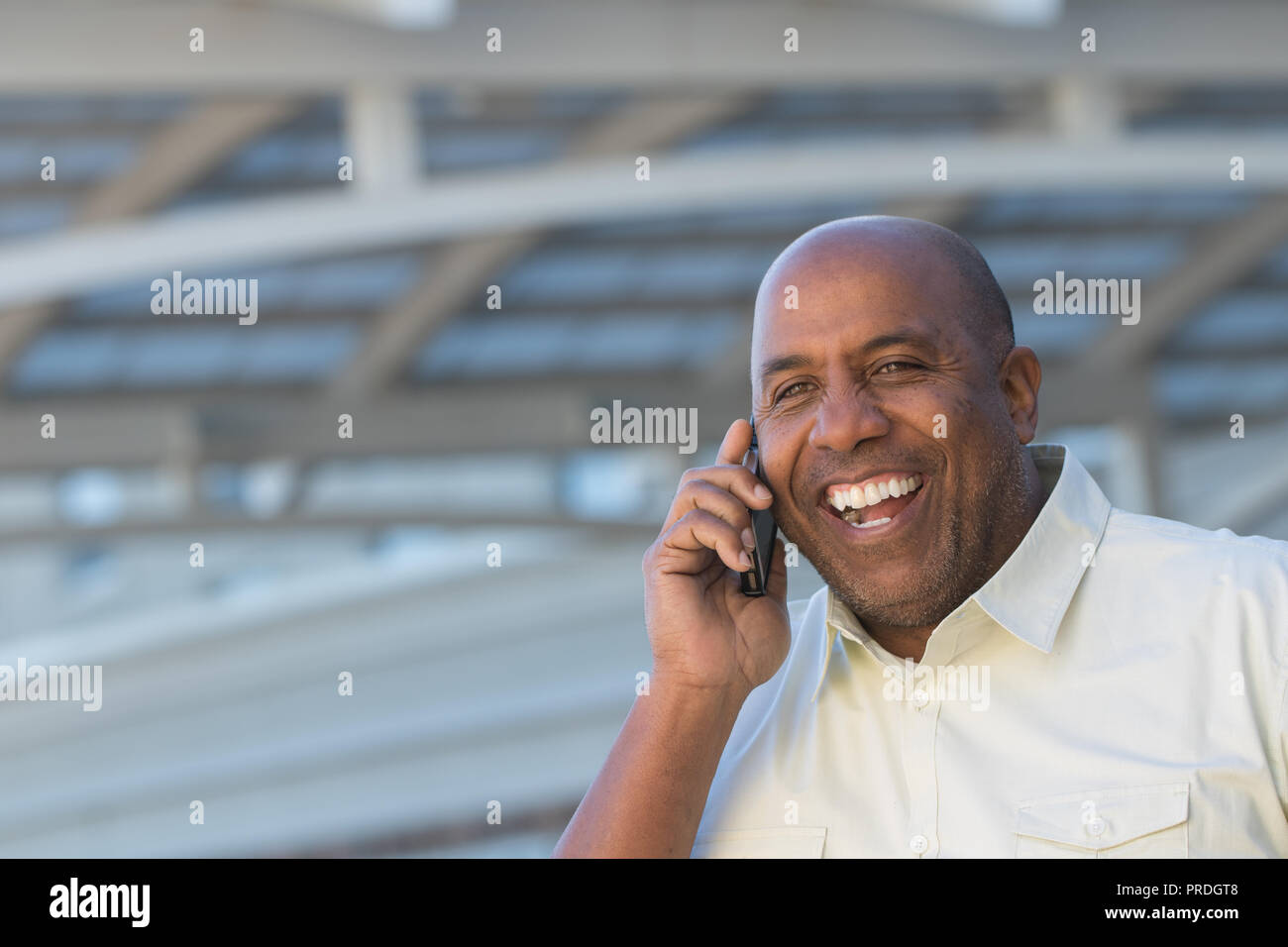 Afrikanische amerikanische Mann lächelnd. Stockfoto