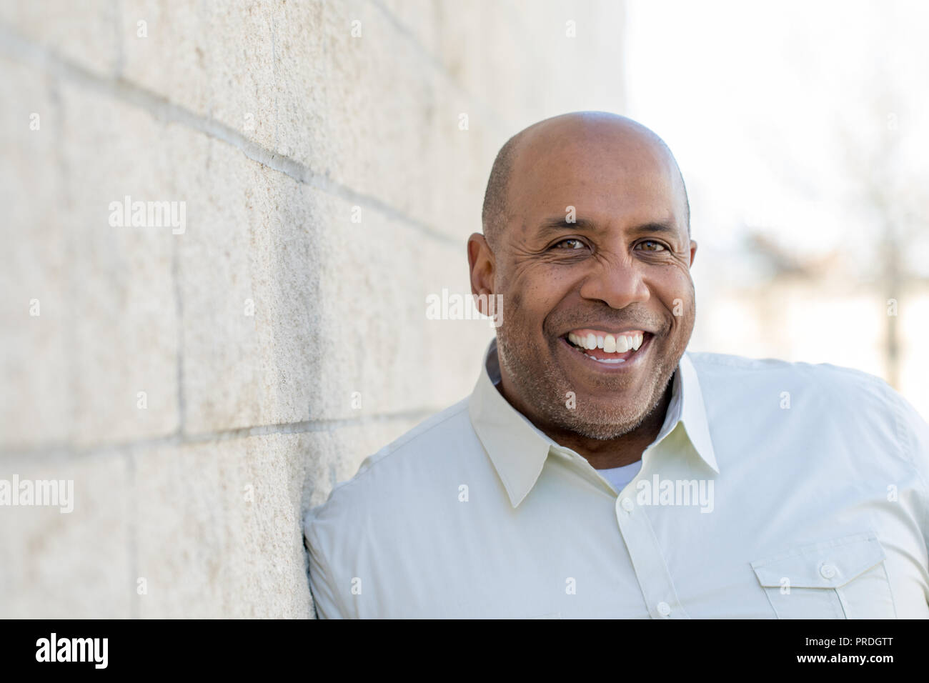 Afrikanische amerikanische Mann lächelnd. Stockfoto