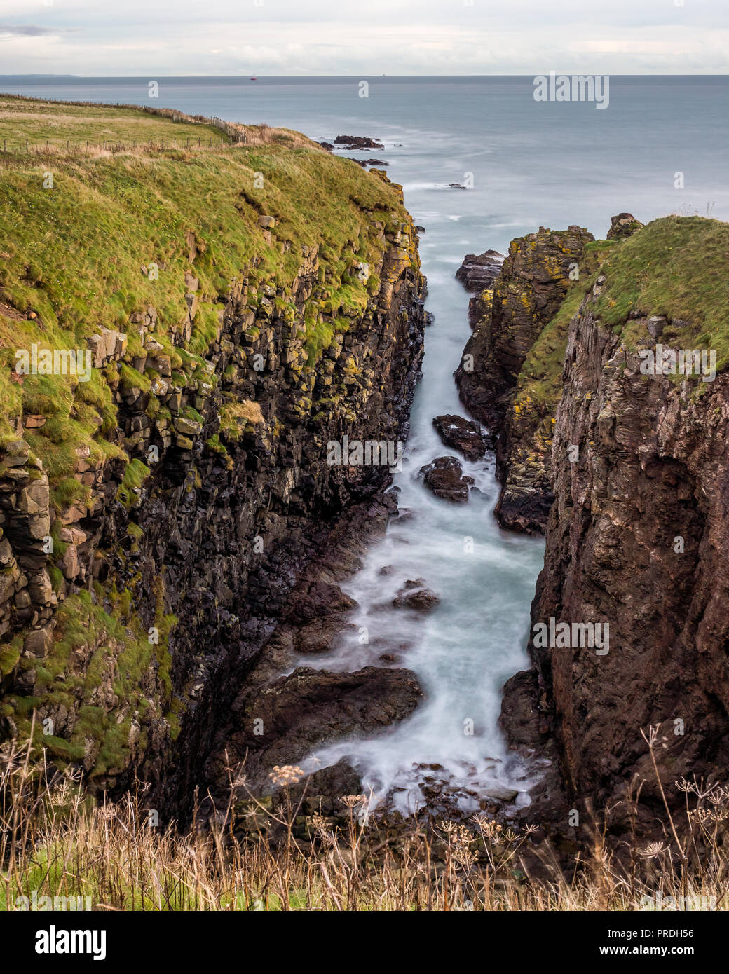 Klippen am Doonies Gähnen, Aberdeen Küste. Stockfoto