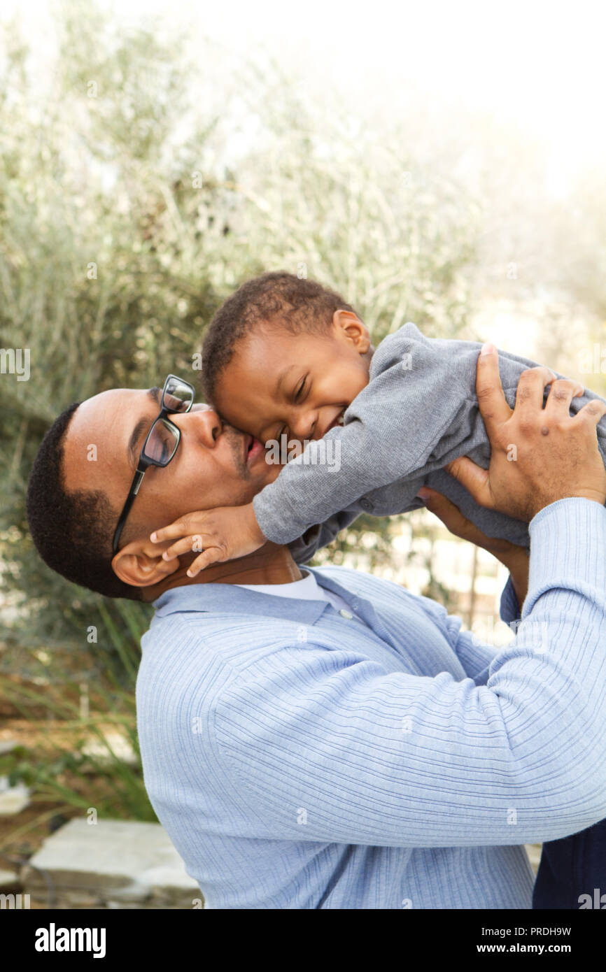 Vater umarmt und Lachen mit seinem Sohn. Stockfoto