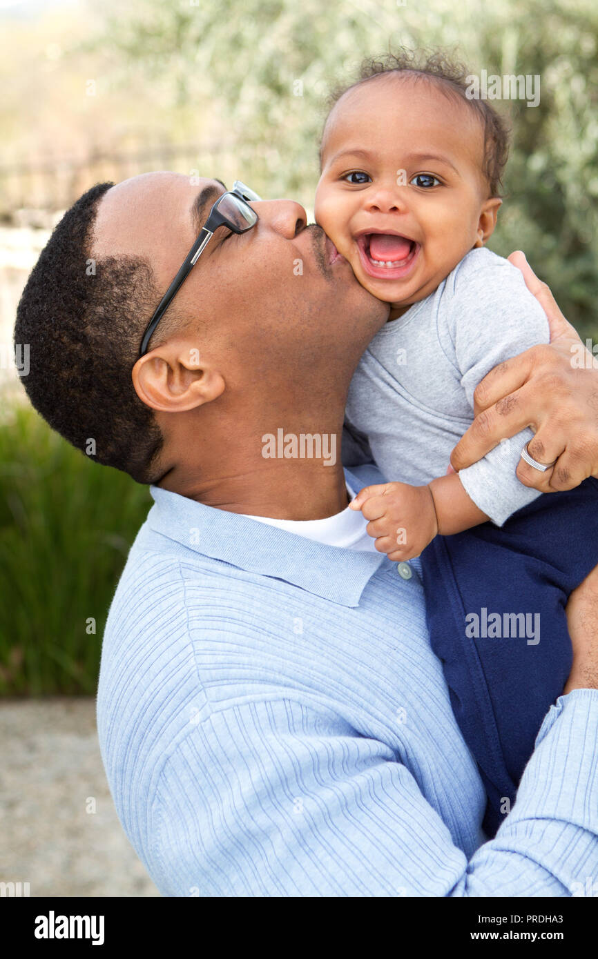 Vater umarmt und Lachen mit seinem Sohn. Stockfoto