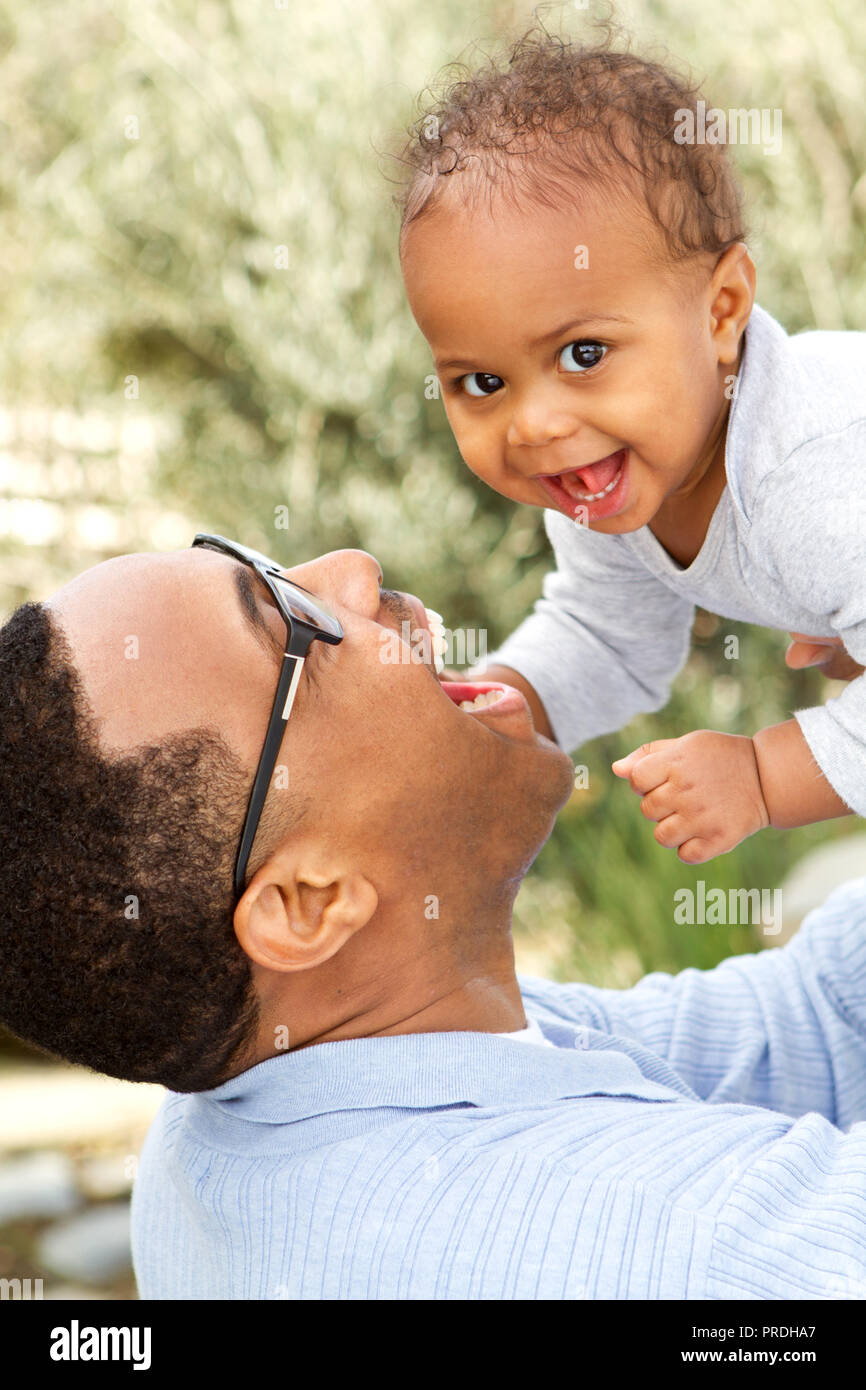 Vater umarmt und Lachen mit seinem Sohn. Stockfoto