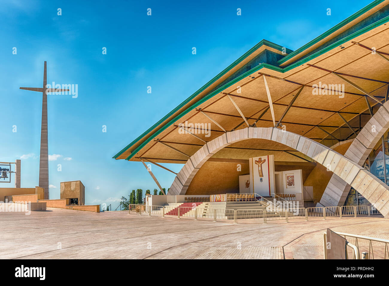 SAN GIOVANNI ROTONDO, Italien - 10. Juni: Fassade des Heiligtums des hl. Pio von Pietrelcina, Katholische Heiligtum von Renzo Piano in San Giovanni Ro entwickelt Stockfoto