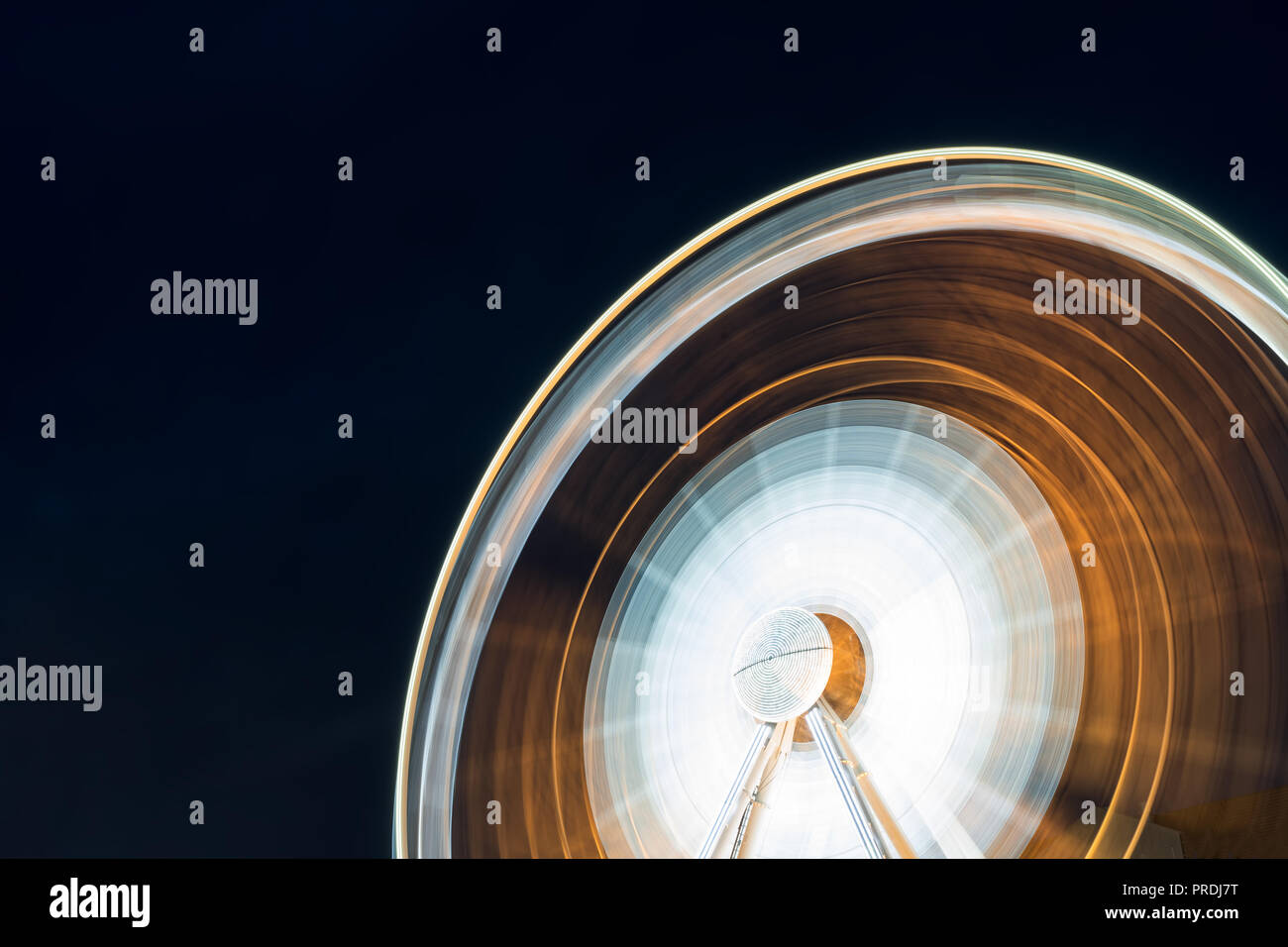 Abstract weiß und orange, runde Form gegen den dunklen Himmel. Riesenrad in Danzig, Polen in der Nacht. Stockfoto