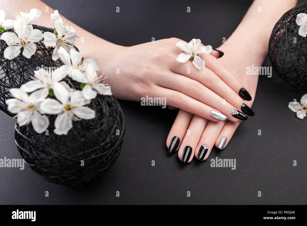 Schwarz Und Silber Manikure Mit Cherry Blossom Auf Schwarzem Hintergrund Frau Mit Schwarzen Nagel Mit Weissen Blumen Umgeben Korperpflege Hautpflege Stockfotografie Alamy