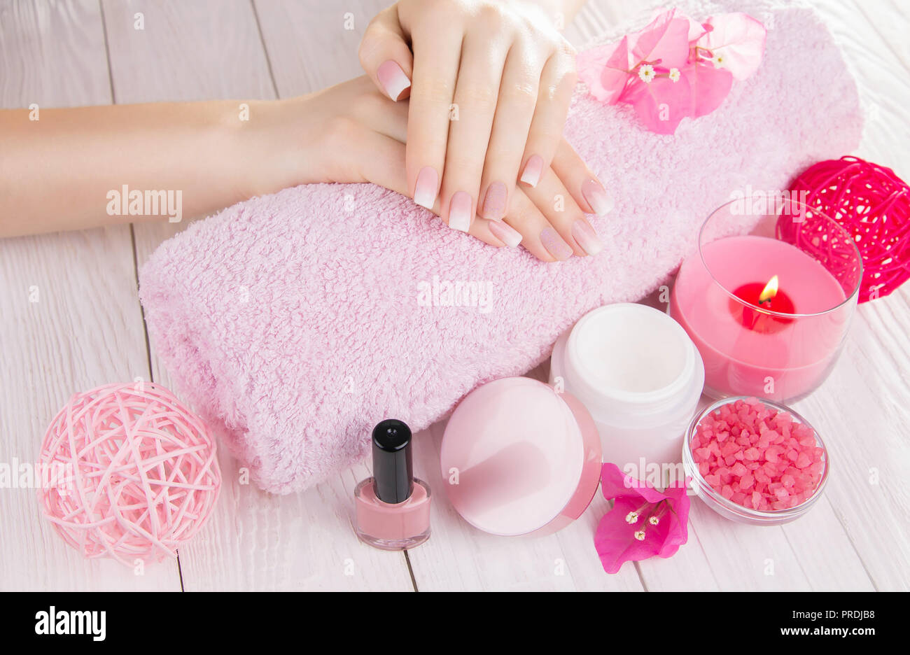 Woman's Französische ombre Maniküre mit Kosmetik set Stockfoto